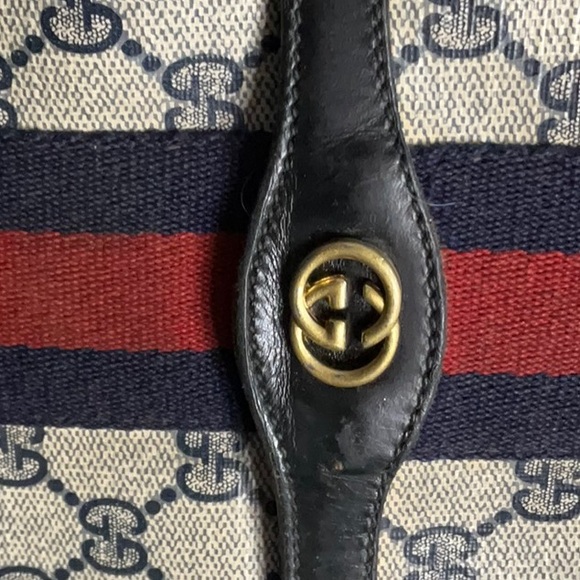 Pick One Get One Used Lux Gucci crossbody!Minor Crack On Brown Strap finale sale - Picture 3 of 3